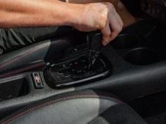 Statyczna czy dynamiczna wymiana oleju w skrzyni automatycznej? Ekspert zdradza, która metoda lepsza