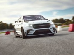 Škoda Enyaq RS Race korzysta z biokompozytów. To jak carbon, tylko z lnu