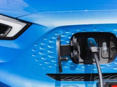 Mieszkasz w bloku i chcesz ładować elektryka? Rząd planuje usunąć największy problem