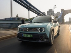 Za 129 900 złotych oferuje styl i praktyczność. Renault 4 E-TECH wjeżdża do Polski