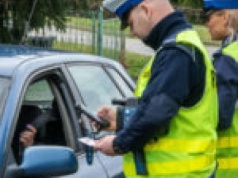 Wielu kierowców wciąż nie wie, jak się zachować. Policja tłumaczy krok po kroku