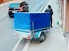 Przyczepa wjechała w pieszego na chodniku