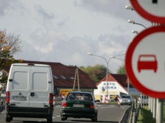 Kiedy włączyć kierunkowskaz? Błąd, który irytuje innych kierowców. Może cię kosztować 200 zł