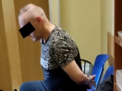 Zdemolował wejście, rzucał groźby. Za to, co miał w kieszeni usłyszał trzeci zarzut