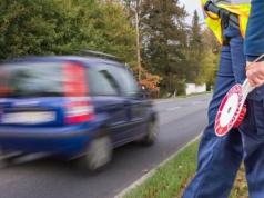 Trik kierowców: Jak jechać szybciej i nie zostać złapanym przez fotoradar? Oto, co musisz wiedzieć