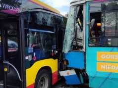 Zderzenie autobusu i tramwaju. Policjanci poszukują pasażerów