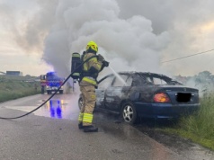 Samochód w ogniu niedaleko Olsztyna. Na miejsce ruszyły dwa zastępy straży pożarnej