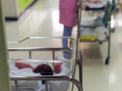 Huk, płacz i złamana czaszka noworodka. Najbardziej szokuje jednak to, co szpital robił potem