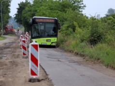 Autobus, który nie mieści się na drodze. Prezes MZK: „Jedziemy poboczem”