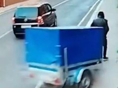 Rozpędzona przyczepa wjechała w mężczyznę. Wszystko nagrała kamera