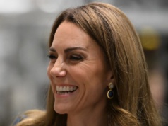 Kate wyszła niespodziewanie i się zaczęło. Patrzyli tylko na jej szyję