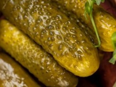 To najgorszy dodatek do ogórków kiszonych. Będą miękkie, rozlazłe i niesmaczne