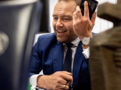 Prezydent-elekt Karol Nawrocki z zegarkiem reaktywowanej polskiej marki. Jak udało się przywrócić ją z martwych?