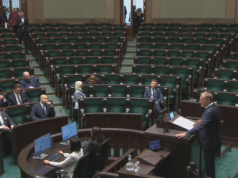 Wystąpienie premiera Donalda Tuska bez posłów PiS. Marszałek Senatu: Hańbiący spektakl