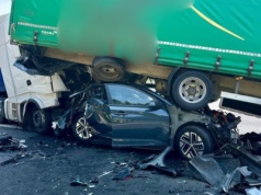 Auto osobowe pod przyczepą ze styropianem – następstwa podwójnego najechania