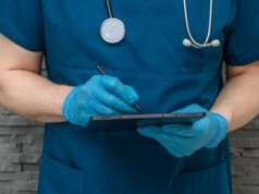 Udawał lekarza i brał pieniądze za badania. Grozi mu więzienie