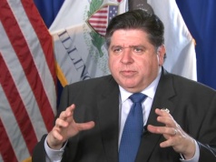 W czwartek J.B. Pritzker będzie bronił w Waszyngtonie statusu Illinois przyjaznego nielegalnym imigrantom
