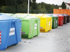 Pół roku nowych przepisów. Gdzie trafia stara odzież?