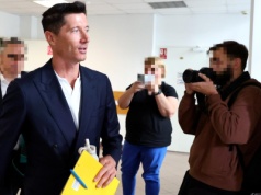 Robert Lewandowski po kilku godzinach opuścił sąd. Jedno rzuca się w oczy [ZDJĘCIA]
