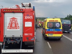 Dachowanie samochodu na trasie Lublin – Niemce. Kierowcy stoją w długich korkach