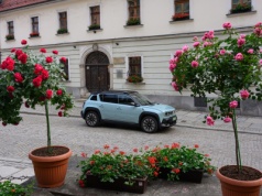 Renault 4 e-Tech parkuje w Polsce