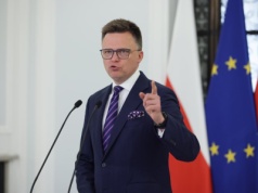 Grzegorz Braun zniszczył wystawę LGBT w Sejmie. Jest reakcja Szymona Hołowni