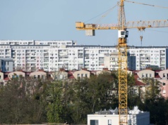 Młodzi szukają mieszkań do kupienia. 