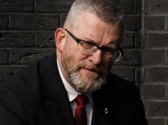 Grzegorz Braun znowu w akcji. Uszkodził w polskim Sejmie wystawę poświęconą propagandzie LGBT