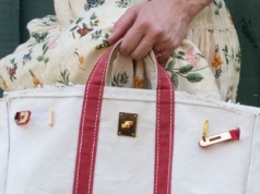 Kultowa Birkin ma młodszą siostrę. Nowa it-bag na lato 2025 to kwintesencja 
