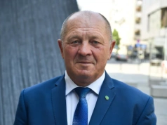 Najpierw sugerował zmianę premiera, teraz zagłosował za wotum. Sawicki w ogniu krytyki