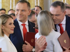 Nawroccy w czułych objęciach na salonach. Czy wypada? Ekspertka stawia sprawę jasno
