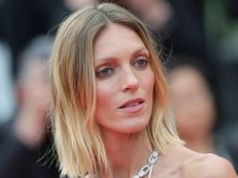 Anja Rubik pokazała się TOPLESS na tle zachodzącego słońca
