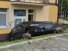 Dramatyczne zdarzenie w Otwocku. Samochód wjechał w ludzi i uderzył w budynek szpitala