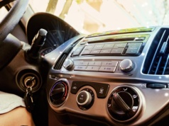 Masz radio w samochodzie? KRRiT wyjaśnia komu grozi 261 zł kary