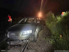 Pijany kierowca utknął na torach. Nikogo nie powiadomił i porzucił auto