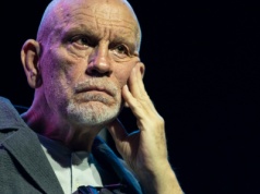 John Malkovich: Każdy kandydat próbuje sprzedać ludziom szczęśliwą wizję ich życia. Nieważne, czy to wizja prawdziwa [WYWIAD]