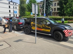 Zaparkował zbyt blisko przejścia dla pieszych. Zdarzyło się to, co nieuniknione (zdjęcia)