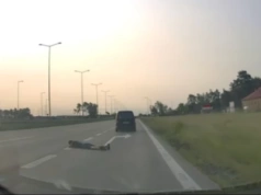Mężczyzna leżał na autostradzie A4. Zobacz nagranie