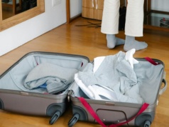 Tak Polacy pakują się na wakacje. Biorą nie tylko ubrania. Niektóre rzeczy zaskakują