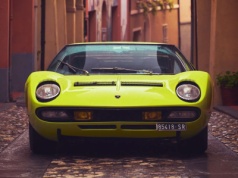 Kobieta zdjęła sukienkę w salonie Lamborghini. Tak powstał Verde Scandal