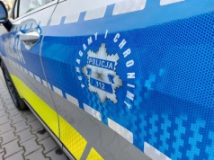 Policjanci odnaleźli kobietę w lesie i udzielili jej pomocy
