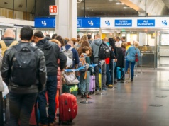 Decyduje się na to coraz więcej osób. Nie wiedzą, że mogą mieć potem problemy na lotnisku