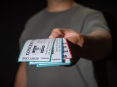 Ostrzegają przed oszustami. Nadszedł sezon na przekręty biletowe