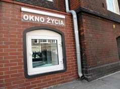 Dziecko we wrocławskim oknie życia. Zakonnice podały, co znaleziono przy dziewczynce