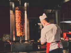 Ile kosztuje kebab w Niemczech? Ceny w Berlinie i innych miastach zaskakują
