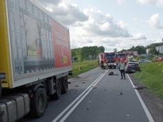Wypadek na DK53 pod Olsztynem – osobówka zderzyła się z ciężarówką Biedronki