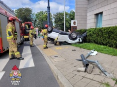 Dachowanie na ul. Szumana w Toruniu. Jedna osoba trafiła do szpitala