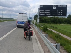 S61. Jechała rowerem po drodze ekspresowej