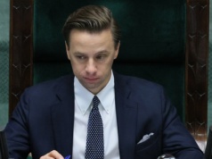 „Potępiam robienie ideologicznych wystaw w Sejmie”. Krzysztof Bosak komentuje akcję Grzegorza Brauna