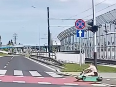 Blisko tragedii. Na elektrycznej hulajnodze na czerwonym